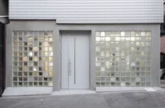 بلوک های شیشه ای نمای چند تنی را برای نمایشگاه Jun Murata ایجاد می کنند
