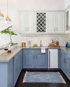 کاشی مرمر و برنجی با کابینت آشپزخانه سفید و آبی - انتقالی - آشپزخانه