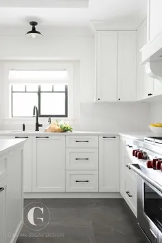 آشپزخانه سیاه و سفید با کف کاشی خاکستری - انتقالی - آشپزخانه