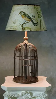 تزئین با قفس پرندگان و سایر لوازم جانبی الهام گرفته از پرندگان.