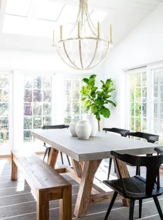 میز ناهار خوری چوبی و بتونی با صندلی های چوبی مشکی - انتقالی - اتاق ناهار خوری