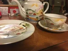 این ست چای را من فقط از یک دوست خانوادگی تهیه کردم که پدرش آن را در زمان جنگ کره خریداری کرده است.  این مجموعه در ژاپن ساخته شده است.  آیا r / Japan می تواند به ما در تلاش برای یافتن اطلاعات بیشتر در مورد آن کمک کند؟
