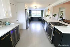 آشپزخانه کلاسیک گال مشکی و سفید با سخت افزار طلا - Cabinets.com