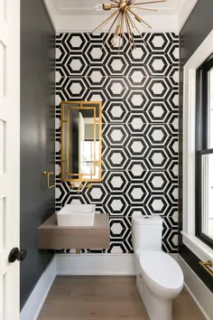 کاشی های هندسی سیاه و سفید روی دیوار لهجه اتاق پودری - معاصر - حمام