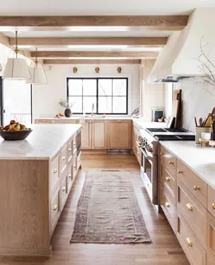 پست نمایه Artisan Kraft در اینستاگرام: "آشپزخانه مدرن فرانسوی گرم و جذاب با هود آشپزخانه و میزهای آشپزخانه مرمر؟  #modernfarmhousekitchen • •... ”