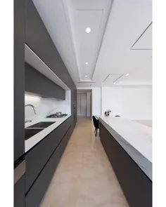 .
در طراحی دکوراسیون آشپزخانه برای فضاهای کوچک، استفاده از کابینت‌هایی با ارتفاع بالا و تا حد امکان شبیه به کمد می‌تواند انتخاب مناسب و ایده‌آلی باشد زیرا حداکثر فضا را برای ذخیره سازی در اختیار قرار می‌دهد.

Project Name: Nikan Aseman
‎‏Client: @nikangro