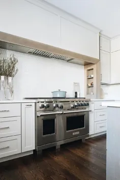 کاپوت چوبی خاکستری روشن و روشن بسیار بلند ساخته شده در قفسه های ادویه ای - انتقالی - آشپزخانه