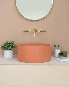 گالری سینک ظرفشویی ها: رنگ و بافت بتن رنگی در فضای حمام - 15