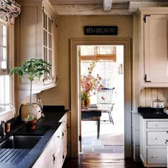 اوا کانتراس در اینستاگرام: "من همیشه یک آشپزخانه سفید را دوست داشتم ، حتی اگر احساس راحتی و گرم بودن این آشپزخانه را داشته باشم ، بهتر هم هستم.  طراحی شده توسط مایکل اس. اسمیت ، معمار گیل... "