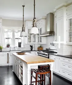 کابینت های آشپزخانه سفید با میزهای خاکستری - انتقالی - آشپزخانه - Carole Freehauf