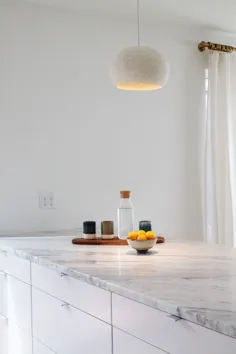 آشپزخانه تاریک و تغییر شکل دهنده به فضایی روشن ، سفید و مدرن تبدیل شده است