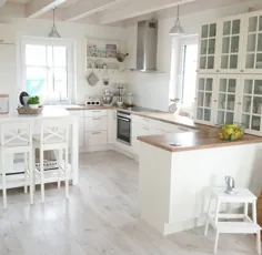 آشپزخانه  کف خاکستری ، میز چوبی ، کابینت های سفید - به وبلاگ خوش آمدید