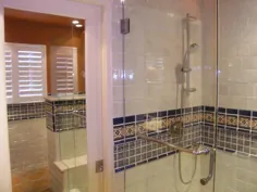 بوش کاشی مکزیکی در منطقه دوش حمام ، گالری دکوراسیون منزل مکزیکی.  لوازم جانبی ماموریت ، غرق های مس ، آینه ها ، میزها و موارد دیگر