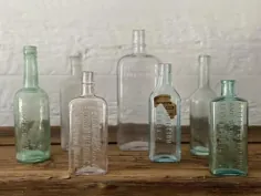 مجموعه ای از بطری های داروی عتیقه و یک بطری Worcestershire Lea & Perrins ، دهه 1800 و اوایل 19