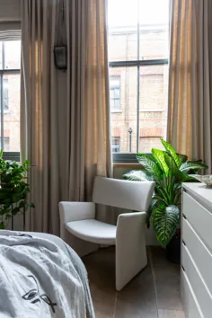 پروژه داخلی جدید - یک اتاق خواب دنج و بژ در یک آپارتمان زیر شیروانی Shoreditch