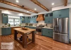 آشپزخانه Teal Farmhouse با لهجه های چوبی |  آشپزخانه و حمام نورفولک