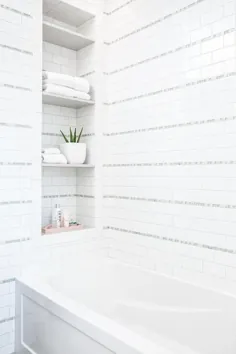 کاشی های لهجه شیشه ای خاکستری با کاشی های سفید مترو - انتقالی - حمام
