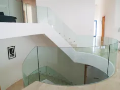 راه پله نرده شیشه ای منحنی