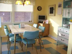آشپزخانه بلوط اولیه دهه 60 دیانا با درهای تخته و سخت افزار استعماری -