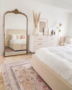 اتاق خواب زیبا با آینه بزرگ و چمن پامپاس