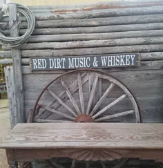 موسیقی Red Dirt و نوشیدنی / دکور / بار / تابلوی چوبی روستایی / موسیقی کشور / غار مرد / هدیه / نوشیدن / سالن / وسترن / اوکلاهما / تگزاس