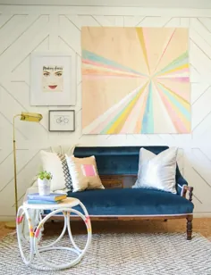 Abnehmbare geometrische Wandbehandlung mit DIY-Sperrholz-Kunstwerken und Vintage-Couch |  ...