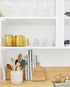 یک آشپزخانه کوچک اجاره ای کوچک شیک با مواد DIY که می خواهید خودتان امتحان کنید