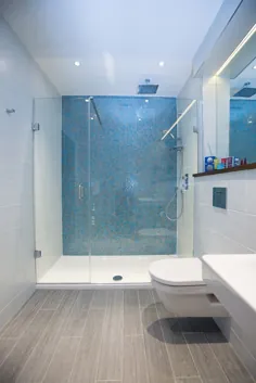 Holzfußbodenfliesen، weiße Wandfliesen und aquablaue Mosaiken in diesem...، #... - 2019 - Shower Diy