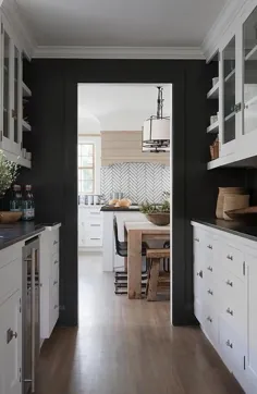 کابینت های شربت خانه سفید باتلر با دیوارهای سیاه - انتقالی - آشپزخانه
