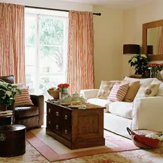 اتاق نشیمن با مبل کرم ، میز قهوه چوبی و صندلی چرمی |  خانه ایده آل
