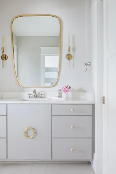 غرور حمام خاکستری روشن با آینه طلایی - معاصر - حمام