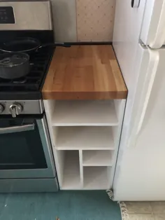 یک صفحه و قفسه پیشخوان صفحه برش برای آشپزخانه ما بسازید.  قفسه های تخته سه لا و رویه گیلاس.