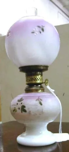 لامپ سالن؛  کوچک ، سایه و فونت / پایه با دست رنگ آمیزی شده است.