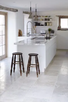 کاشی کف آشپزخانه سنگ آهک براق خاکستری - روند تزئینات منزل - Homedit