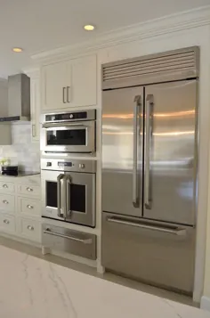 آشپزخانه سفید با شبه جزیره دریفت وود