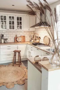 آشپزخانه سفید با لهجه های طبیعی