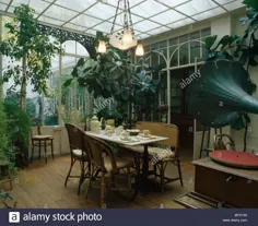 عکس - سی و انداز نصب و راه اندازی بالای میز برای صبحانه در یک هنرستان سنتی به سبک ادواردیان با گیاهان آپارتمانی بلند