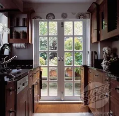 عکاسی SuperStock Stock ، درهای فرانسوی لعاب دار در آشپزخانه گالی سنتی با جامهای مخصوص چوبی
