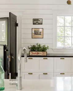 کابینت آشپزخانه سفید با کشهای پرنعمت برنجی - کلبه - آشپزخانه