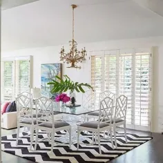 صندلی های بامبو سفید با فرش سیاه و سفید شورون - معاصر - اتاق ناهار خوری
