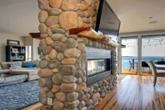 River Rock Fireplace در خانه Sound View