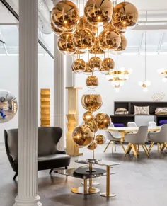 تام دیکسون در اینستاگرام: “یک خوشه عظیم از چراغ های MIRROR BALL طلایی ، که بالای میزهای FLASH با یک مبل WINGBACK معلق است.  همانطور که در فروشگاه نیویورک ما دیده می شود. ⁠ ⁠ الهام گرفته... "