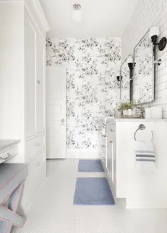 کاغذ دیواری گل و سیاه و سفید روی دیوار لهجه حمام - انتقالی - حمام