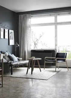دیوارهای تیره و مخلوطی از صندلی ها - طراحی COCO LAPINE