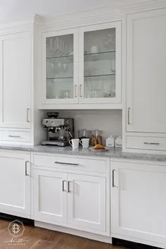 سنگ مرمر خاکستری با کابینت شیکر سفید - انتقالی - آشپزخانه
