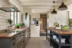 Une cuisine en bois et inox dans une maison à l'allure classique - PLANETE DECO a home world