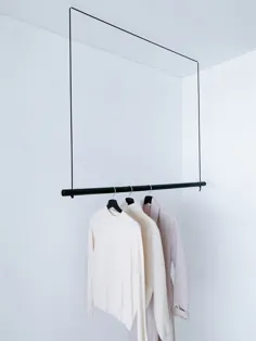 قفسه لباس مینیمالیستی "Hiroba" |  ریل پوشاک ساخته شده از چوب نصب شده روی سقف |  کمد لباس مدرن