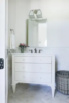 دستشویی سفید فرانسوی روی کاشی های طرح شاه ماهی سنگ مرمر کلکته - انتقالی - حمام