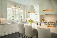 آشپزخانه سفید با چهارپایه پارچه ای بشکه ای فرانسوی - انتقالی - آشپزخانه