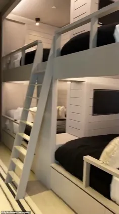 کایلی جنر Six تختخواب های ملکه را با تلویزیون های شخصی در اتاق نشان می دهد